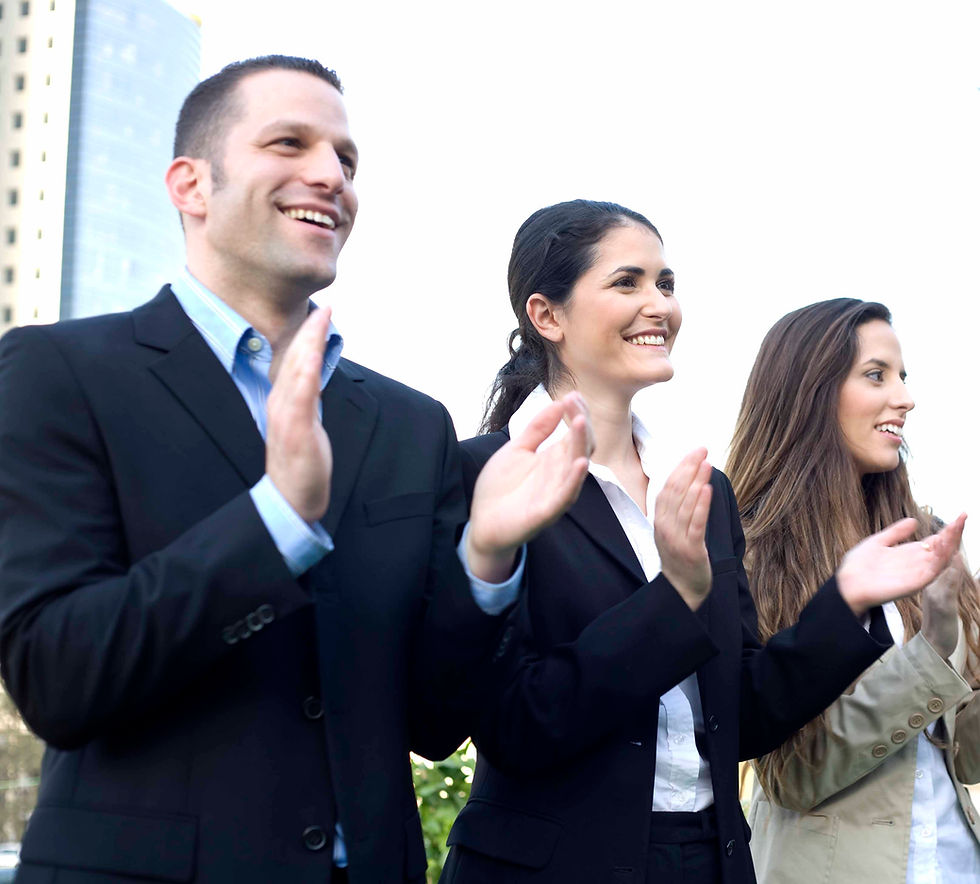 Personas aplaudiendo y sonriendo