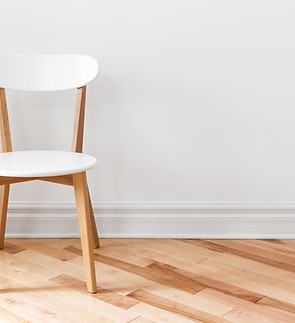 Weiß Stuhl in einem leeren Raum