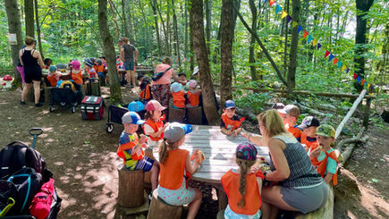 Activité extérieure avec les enfants de la Halte-répit de Parentaime dans Les Etchemins