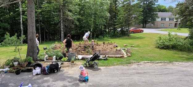 Groupe de jeunes enfants en atelier de jardinage offerte par l'organisme communautaire la Maison de la famille Parentaime.