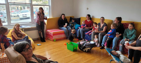 Groupe de parents et d’enfants réunis dans un salon lors d'un atelier parent-enfant à la Maison de la famille des Etchemins