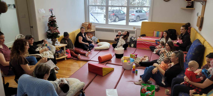Groupe de parents et d’enfants participant à une activité familiale à la Maison de la famille des Etchemins, un organisme offrant des services aux familles.