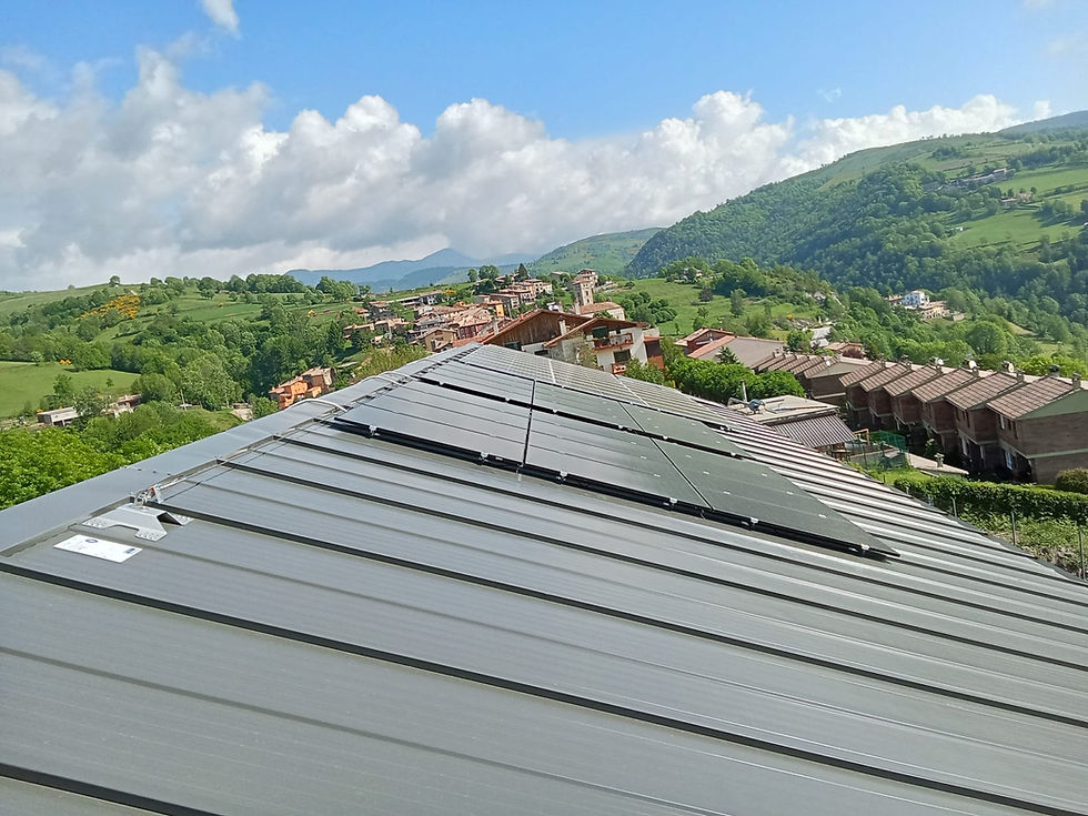 Acabada la 2a fase d'instal·lació de plaques solars al poliesportiu, arribant als 48,18kW de potència total