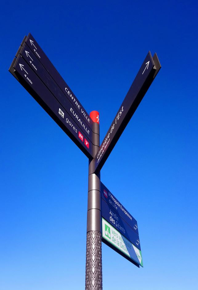 Signalisation métropolitaine piétonne, Lille mat directionnel piéton, totem cartographie, totem arrêt de bus Explorations Architecture