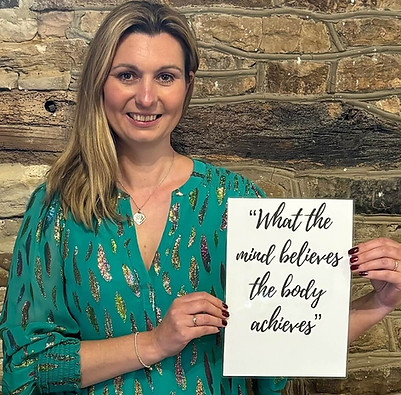 Julia-Kitching-Holding-Positive-Birth-Card-in-Hypnobirthing-Course-Leeds