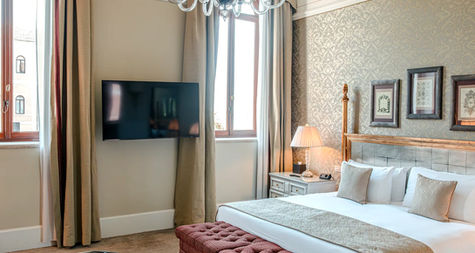 GRAND DELUXE LAGOON VIEW
Spacious Venetian room adorned with historic terrazzo floors and silk-covered walls