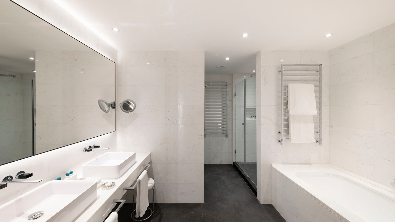 LIDO SUITE
Located in the Navigante Wing and filled with natural light, the recently refurbished Lido Suite features brand-new amenities and modern furnishings, creating an elegant yet relaxing atmosphere. The suite offers unparalleled views of the lagoon and Lido Island, from which it takes its name.
With a spacious marble bathroom, a large walk-in wardrobe, and separate living and sleeping areas, this suite guarantees maximum comfort for both short breaks and extended stays.
Sofa bed is available in the room to ensure a comfortable stay for an additional guest.
85SQM / 914SQF  |  Lagoon View