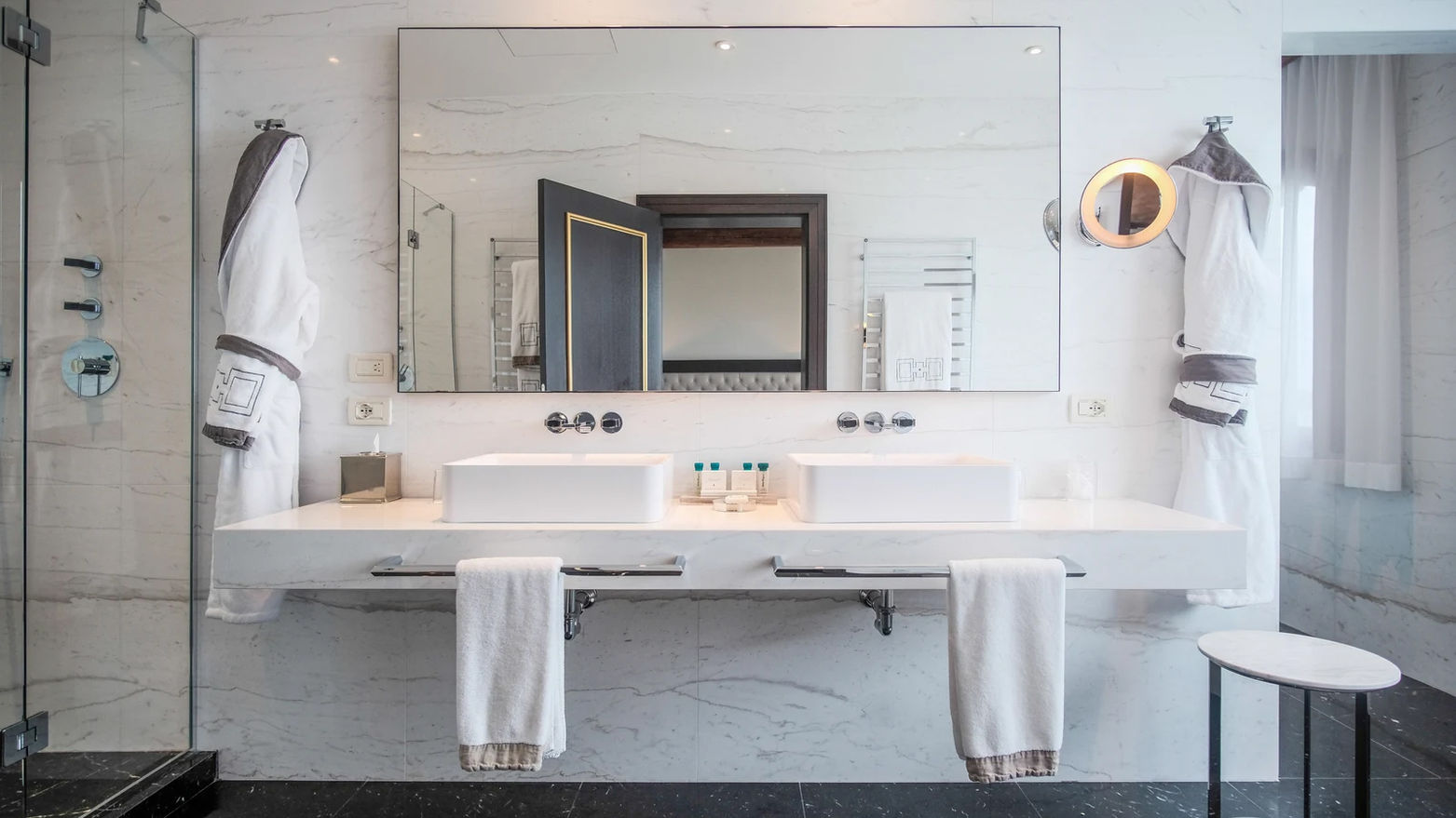 TIEPOLO-SUITE
Klassische Verzierungen wie üppige Vorhänge, seidenbezogene Wände, Terrazzo-Bodenbelag und Murano-Kronleuchter kennzeichnen dieses bezaubernde private Refugium. Das weiße italienische Marmorbadezimmer bietet eine ruhige und entspannende Atmosphäre.
Ein Schlafsofa steht im Zimmer zur Verfügung, um einem zusätzlichen Gast einen komfortablen Aufenthalt zu ermöglichen.
88SQM / 947SQF  |  Garten- und Lagunenblick