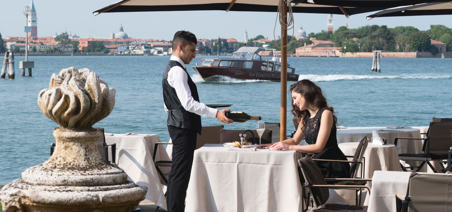 ACQUERELLO FINE DINING
MEDITERRANEAN
Awarded as “Best Italian Restaurant in Europe” by Haute Grandeur Awards, Acquerello Restaurant celebrates modern Venetian cuisine and traditional Italian tastes.