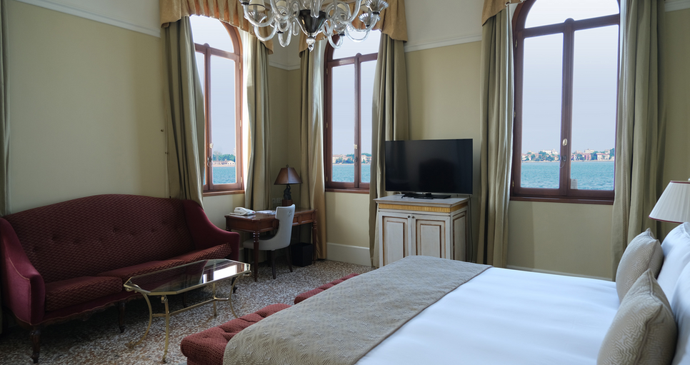 GRAND DELUXE LAGOON VIEW
Romantic Venetian room with a lagoon view and neoclassical architecture