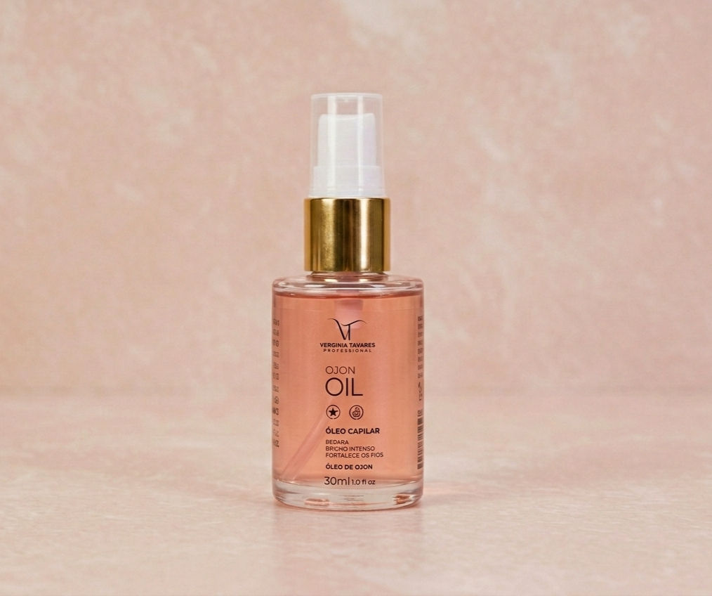 Frasco de 30ml com óleo rosé e válvula pump dourada em fundo pêssego.