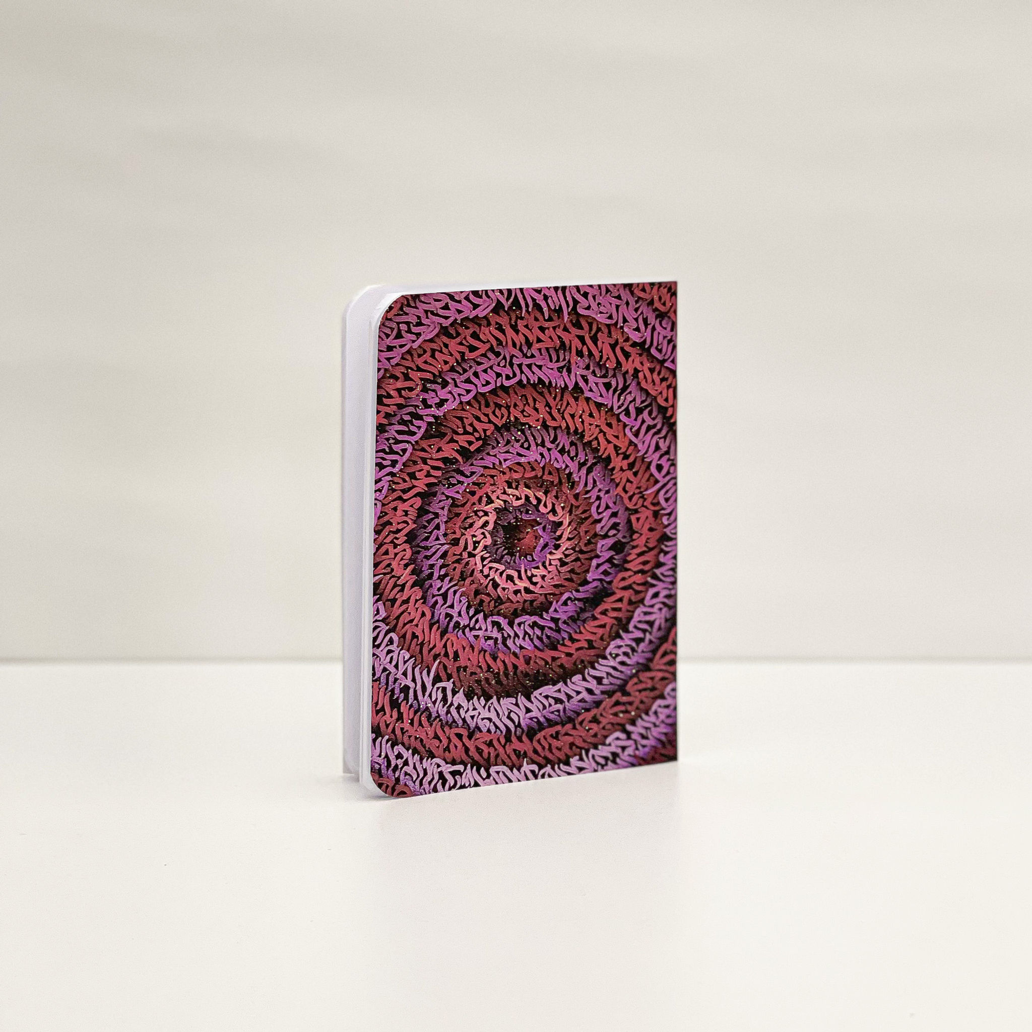 פנקס איי-6 בעיצוב קליגרפי אבסטרקטי