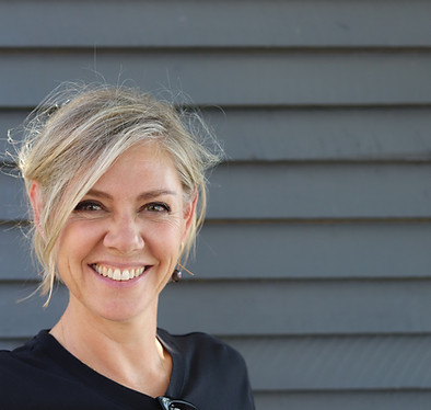 billede mørkegrå træbaggrund ansigt meget smilende.jpg