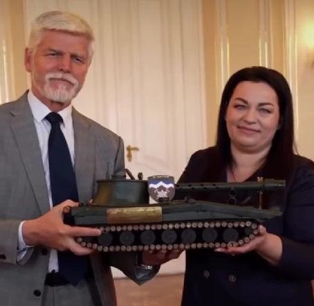 Prezident ocenil hned dvě organizace podpořené #ProjectHemingway