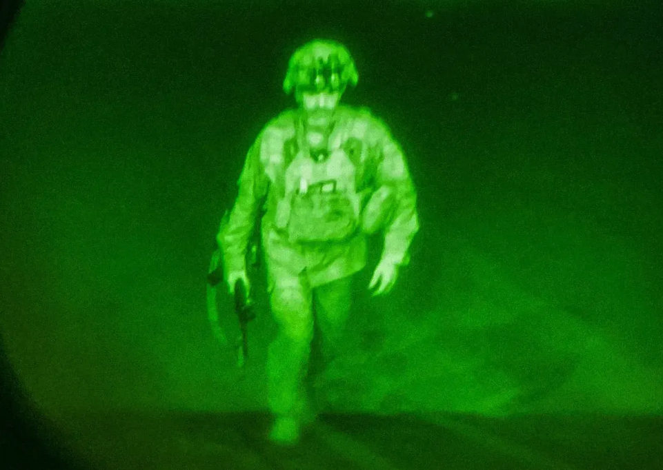 Poslední americký voják nastupuje do letounu C-17. Generál Chris Donahue, 30. srpne, 2021, 23:59. Autor: Master Sgt. Alex Burnett, U.S. Army