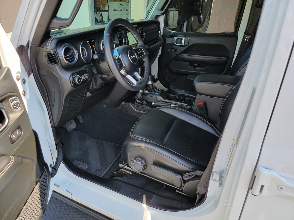 Thumbnail: 2018 Jeep Wrangler Unlimited Sahara 4X4 - Only 28,713 Miles! 