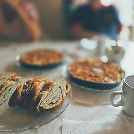 Now we are finally in Skåne. It is noticeable that we went south because all of a sudden it was high summer heat again! We checked in at 5pm at Skivarp's gästvigaregård, which is a cute little hotel/hostel from the mid-17th century. The village of Skivarp is approximately 20 minutes from Ystad. The AI wanted to translate Skivarp to Disc Warp, which I thought was quite funny... Anyway. We have had time to eat dinner and go for a walk. Tomorrow we were thinking of visiting some vineyards in the area. It will rain all day, so no time to go hiking. Yesterday started with us saying hello to my grandmother and grandfather.  A picture of me and my horse Candela hanging on the fridge door... how old could I have been here, 14? Mum and my sister Jonna came by too. Grandfather inspects the car. In the afternoon we went with my (paternal??) grandmother and grandfather to Tabergstoppen outside Jönköping. Taberg is a very high mountain (approx. 343 meters above sea level) where iron ore was mined in the past. The cafe is apparently famous for its prawn sandwiches… ... And for its view! On the way home, we visited an old mill that grandfather knew from the time when he worked at the municipality. It is located in the middle of the dark forest. I love places like this. Back in Nässjö. Here we have the town hall. And the city park. And here I am! Tired, lying in bed in our room. Bedtime soon.