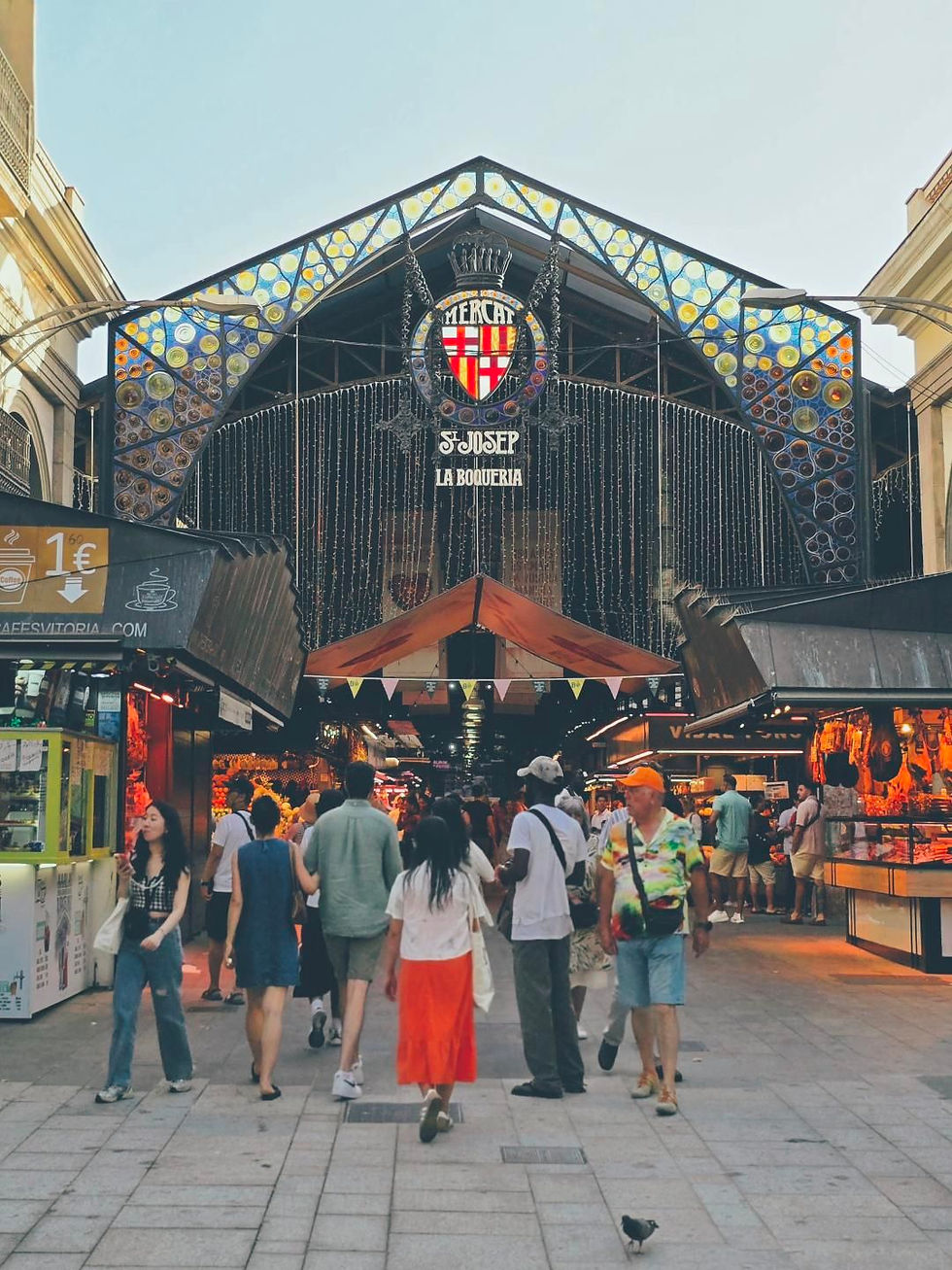 Mercat de la Boqueria. Det är inte bara Barcelonas mest kända saluhall utan en av Europas mest berömda matmarknader. Den har rötter tillbaka till 1200-talet och har legat på ungefär samma plats i över 800 år.