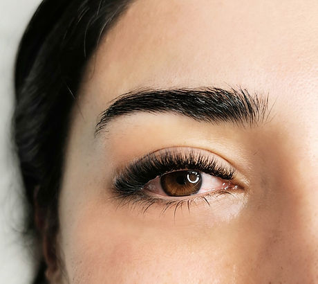 Natural eyelashes, lash extensions, eyelash extensions, natural lashes, volume lahes, volume eyelashes, volume eyelash extensions, full eyelash extensions