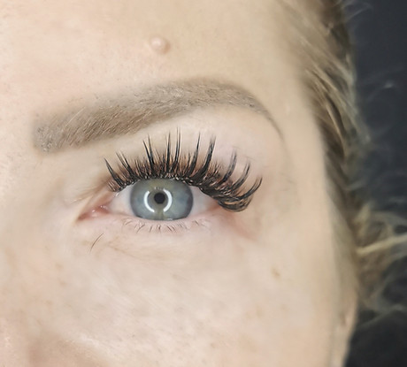 Wispy eyelash extensions, wispy lashes