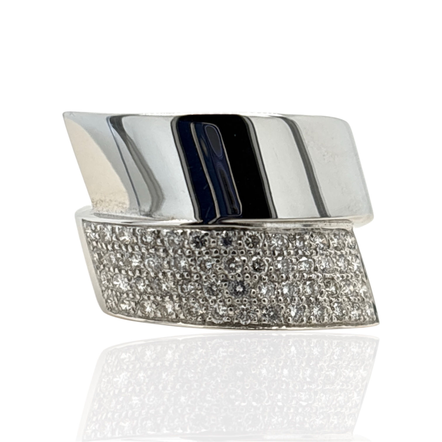 DIAMOND AND WHITE GOLD CROSSOVER RING