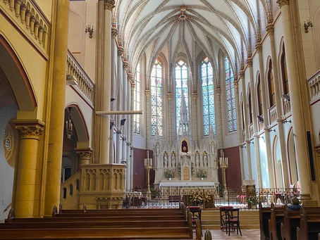 A változó város közepén — Az Örökimádás-templomról
