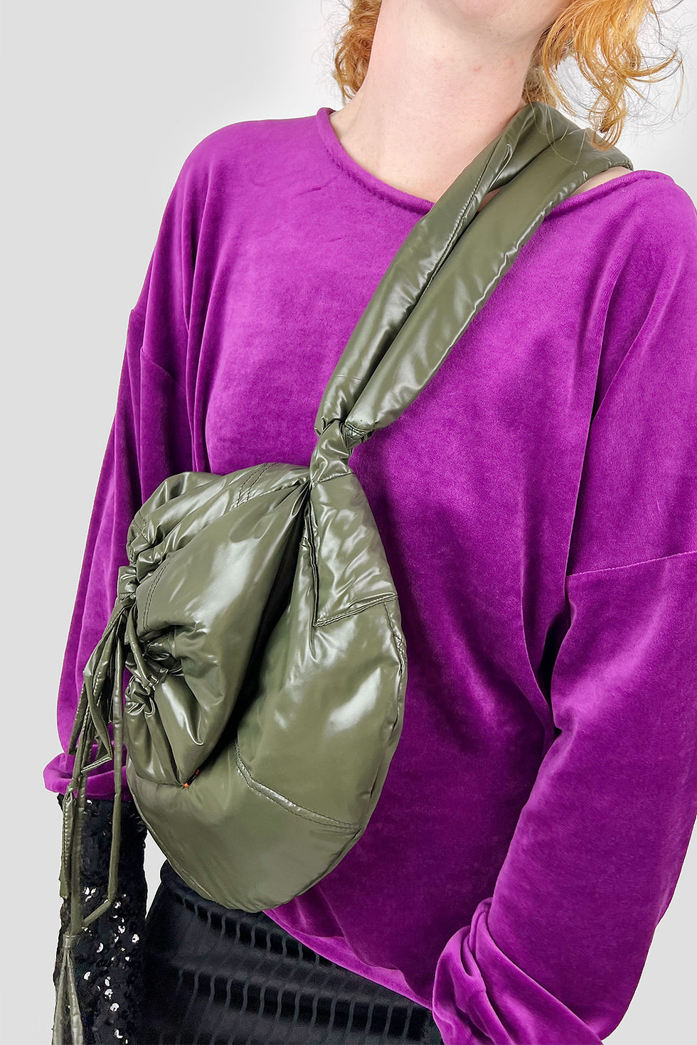 Miniaturbild: PUFFER BANANA BAG OLIVE