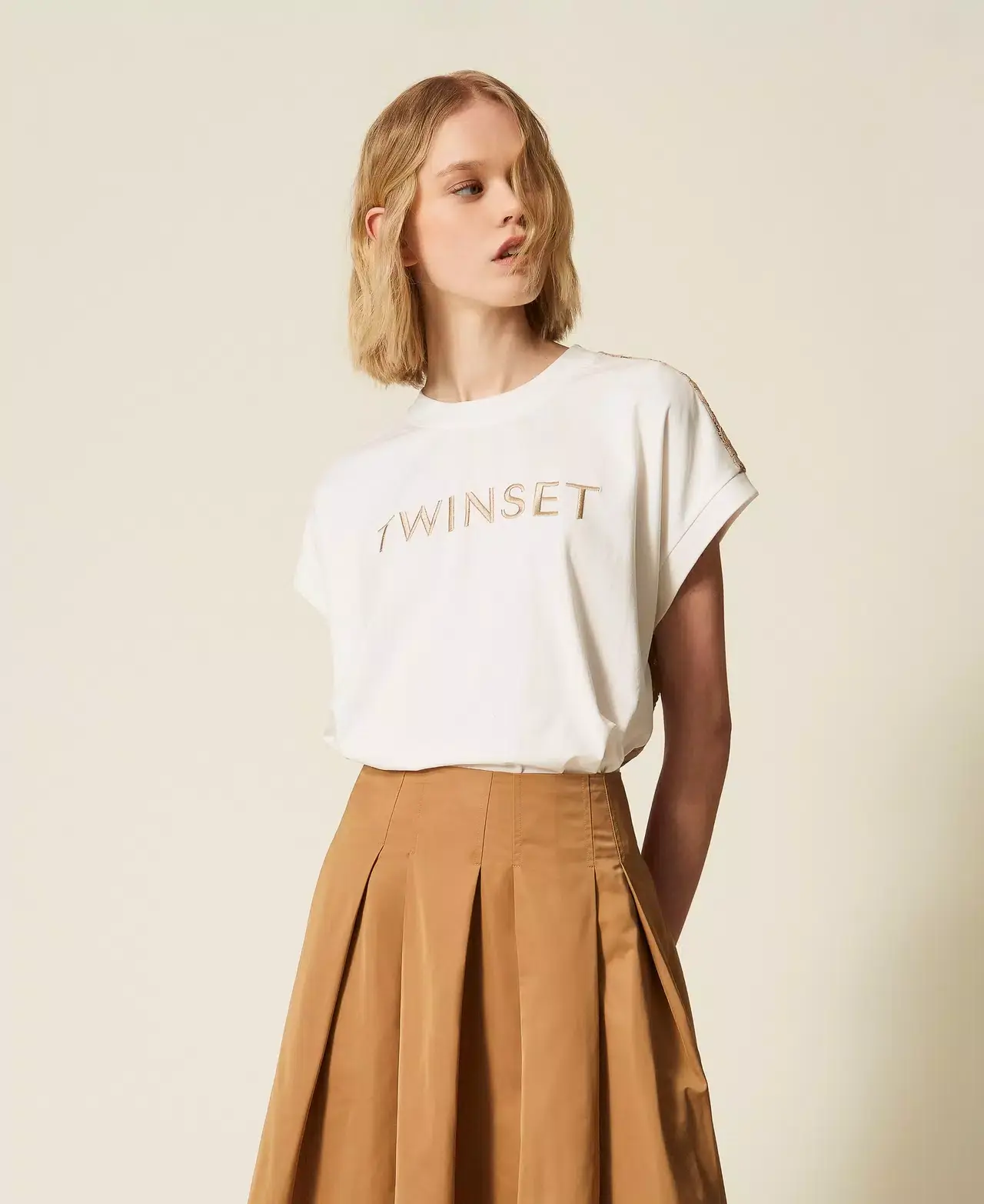 T-shirt con pizzo e logo ricamato