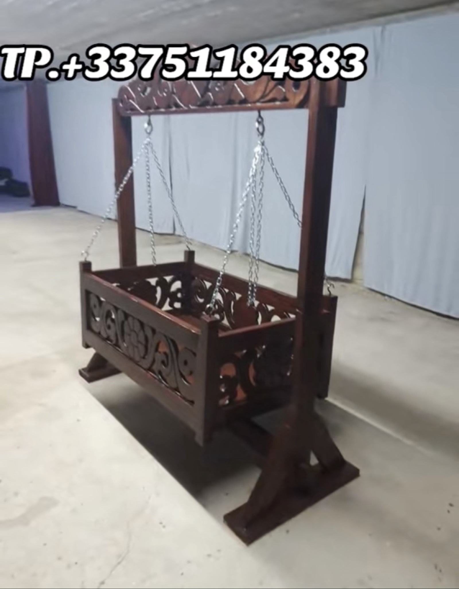 Balancelle en bois sculpté