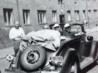 Tre på tur ved en av dem