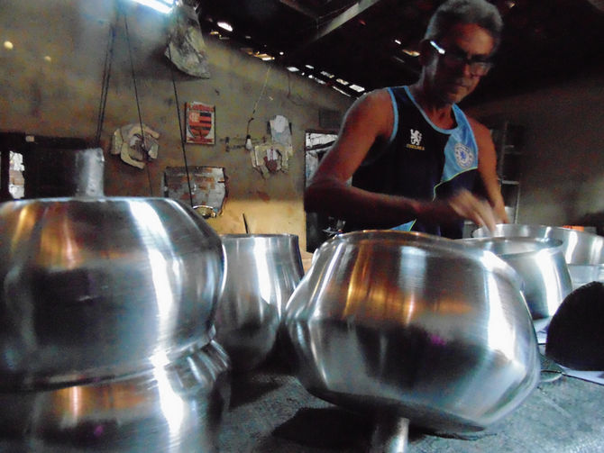 Fabricação artesanal de panelas, reciclagem e fonte de renda
