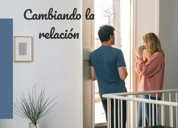 Couple Cambiando la relación, Amor, Comunicación y Confianza, near wooden framed window, enjoying coffee break.