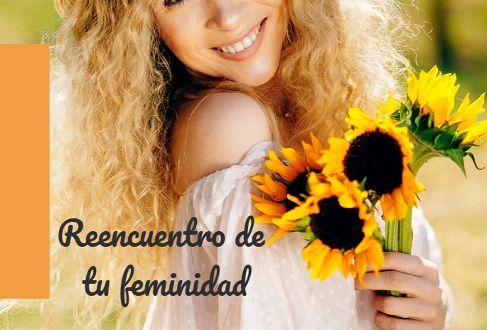 Mujer sonriendo sostiene girasoles; Reencuentro de tu feminidad. Amor, Comunicación y Confianza.