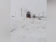 Ապարանում ձյան հաստ շերտը գրեթե ծածկում է ձնամաքրման տեխնիկան