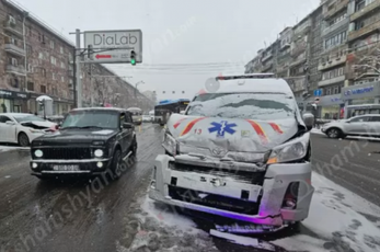 Երևանում շտապօգնության մեքենան բախվել է այլ մեքենաների, 6 վիրավոր կա