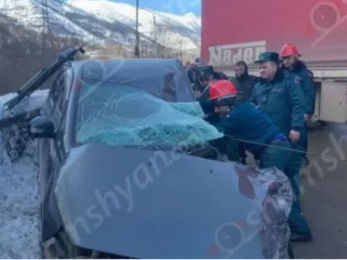 Ողբերգական վթար՝ Սյունիքում. մերկասառույցի պատճառով բախվել են իրանական բեռնատարը, Mitsubishi Grandis-ը և դեպքի վայր ժամանած փրկարարական ջոկատի մեքենան. կա 1 զոհ, 2 վիրավոր