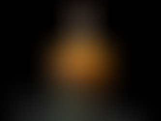 Eine weisse Kerze vor scharzem Hintergrund