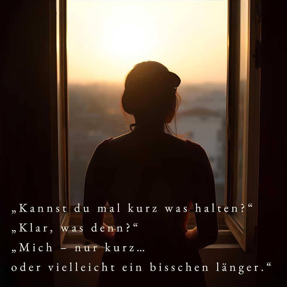 Silouette einer Frau, die im Fenster steht