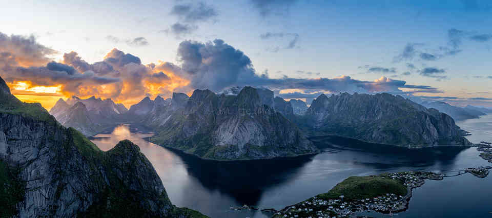 Reinebringen
The climb that truly takes your breath away – in every sense.
Reinebringen offers one of the most iconic views in all of Lofoten. After 1,566 stone steps, you're rewarded with a postcard-perfect panorama of fjords, peaks, and the village of Reine below.