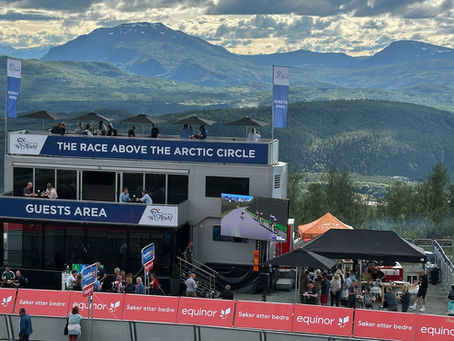 Arctic Race i Målselv: “Syklistene kjemper seg mot mål under Arctic Race of Norway i Målselv, omgitt av heiende publikum.” 📸 Voigts Jakt & Fiske: “Inngangen til Voigts Jakt & Fiske i Bardufoss, en butikk full av jakt- og fiskeutstyr.” 📸 MC-dager i Bardufoss: “Rekke på rekke med motorsykler samlet til MC-dager i Bardufoss, med folk og feststemning i gatene.” 📸 På vei mot Lofoten: “Veien vestover mot Lofoten med fjell og natur langs ruten.