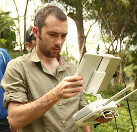 Diseñador gráfico, operador de dron, operador de cámara