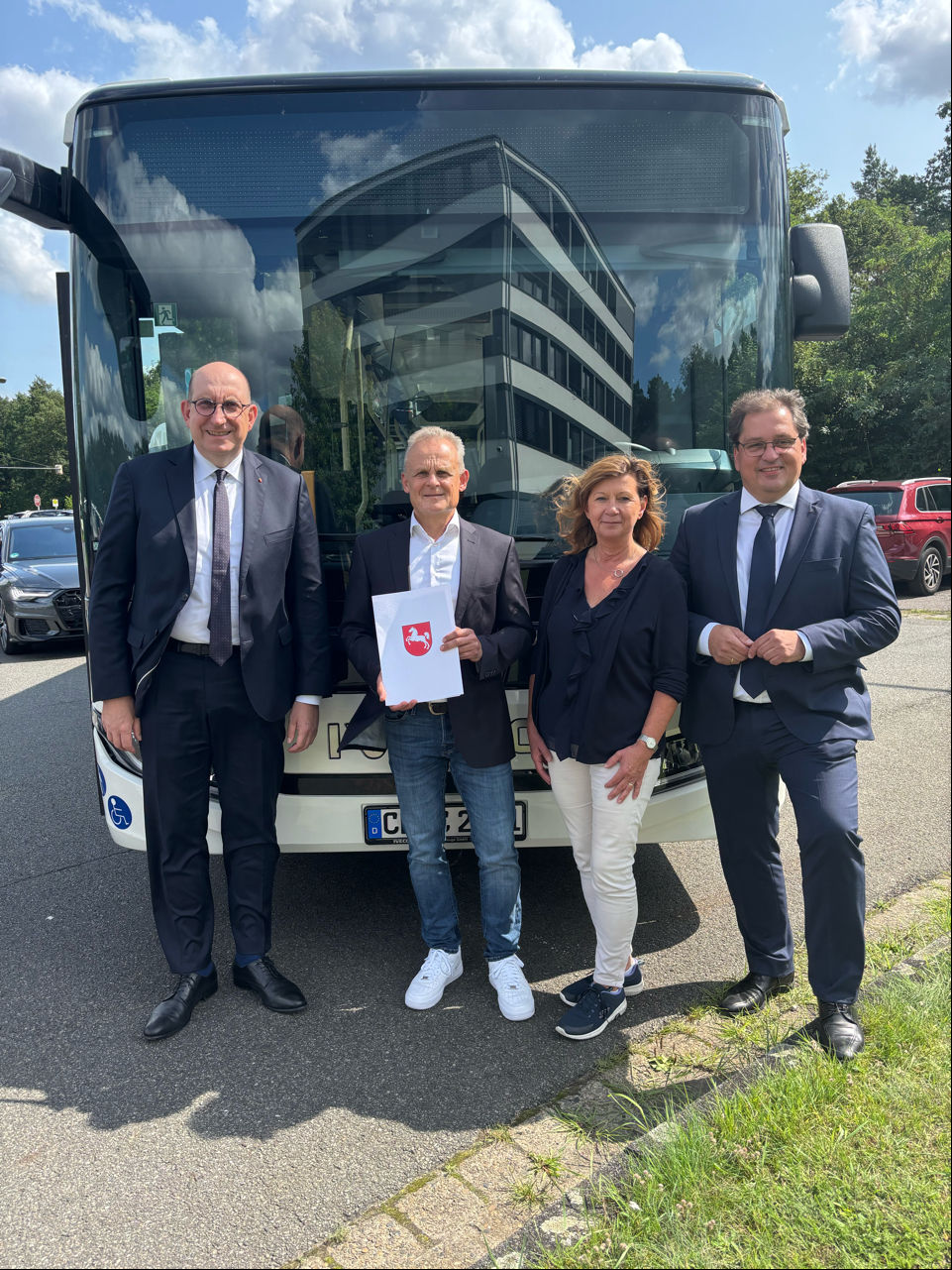 Gruppenfoto vor Bus