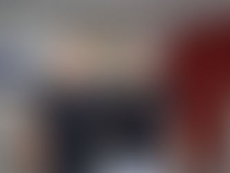 Zwei Männer stehen dicht aneinander und lächeln in die Kamera