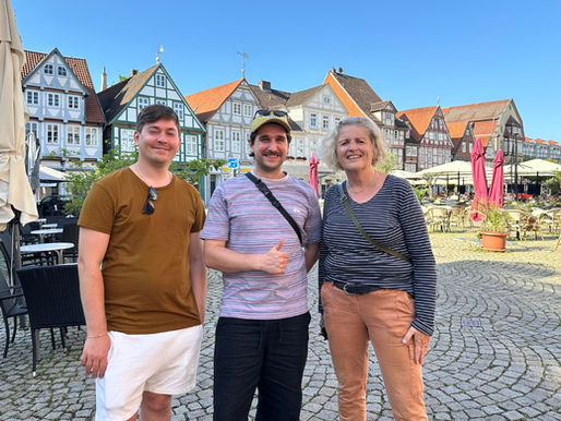 Lucas Rosenbaum (links), Hannes Reiß und Birgit Nieskens auf dem Großen Plan in Celle