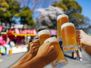 Anstoßen mit Bierkrügen, Schützenfest Festplatz im Hintergrund