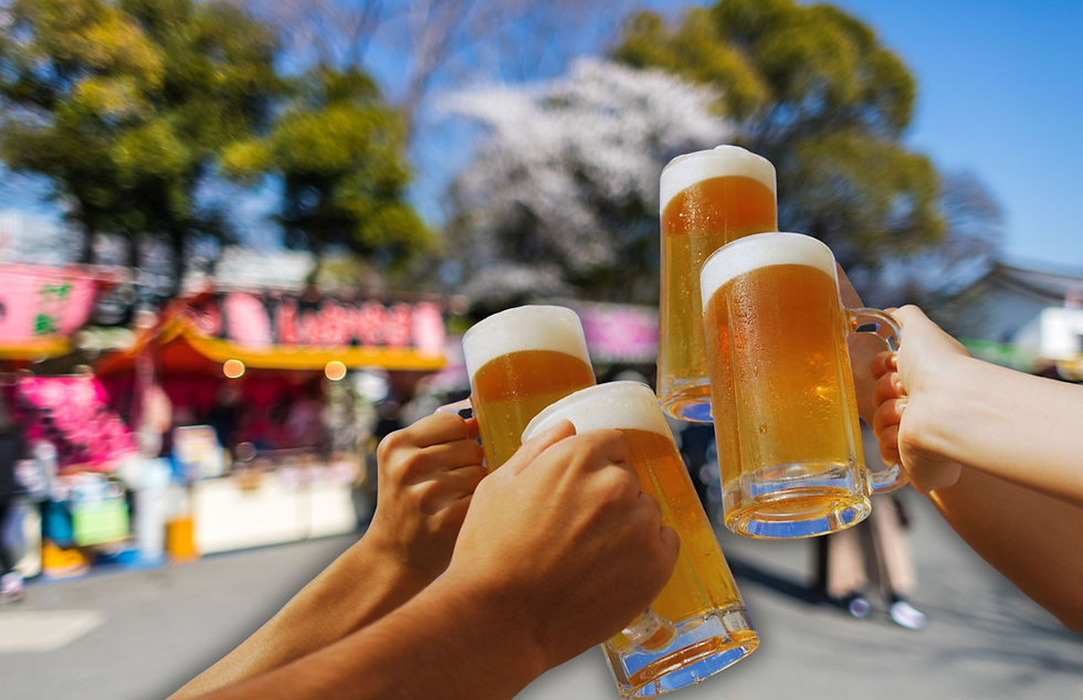 Anstoßen mit Bierkrügen, Schützenfest Festplatz im Hintergrund