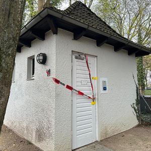Brandstiftung im Französischen Garten: Toilette nach Feuer außer Betrieb