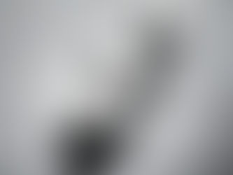 Eine Schwarz-Weiß-Fotografie auf der ein Mann über dem Boden zu schweben scheint