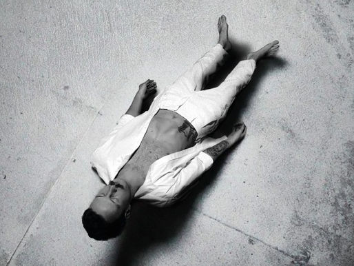 Eine Schwarz-Weiß-Fotografie auf der ein Mann über dem Boden zu schweben scheint