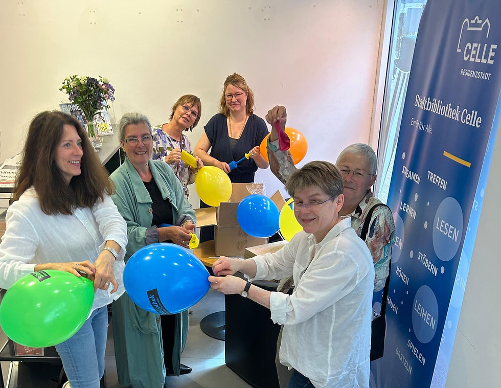 Frauen pumpen bunte Luftballons auf